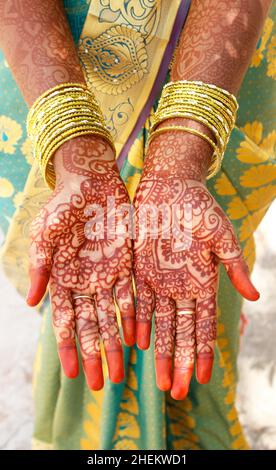 Sposa indiana che mostra la sua mano con l'henné Mehndi. Foto Stock