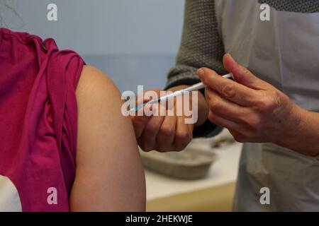 Londra, Regno Unito. 11th Jan 2022. Un operatore sanitario somministra il vaccino di richiamo moderna Covid-19 ad una donna in un sito di vaccinazione. (Credit Image: © Dinendra Haria/SOPA Images via ZUMA Press Wire) Foto Stock