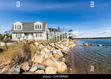 Vista della tradizionale casa storica a Shelter Island con biglietteria per South Ferry, USA Foto Stock