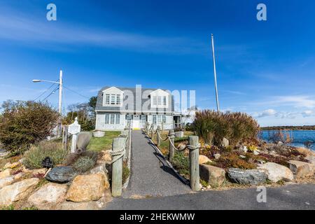 Vista della tradizionale casa storica a Shelter Island con biglietteria per South Ferry, USA Foto Stock