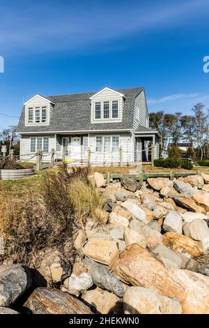 Vista della tradizionale casa storica a Shelter Island con biglietteria per South Ferry, USA Foto Stock