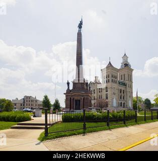 Vincennes, Indiana, USA - 24 agosto 2021: Il tribunale della contea di Knox ed è il monumento commemorativo della guerra civile Foto Stock