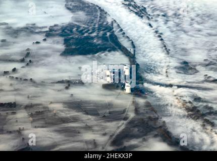 Aereo della valle del Reno Paesaggio in nebbia mattutina con piloni elettrici e la centrale atomica Biblis Foto Stock
