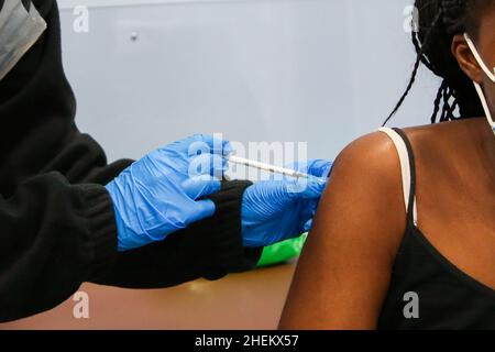 Londra, Regno Unito. 11th Jan 2022. Un operatore sanitario somministra il vaccino di richiamo moderna Covid-19 ad una donna in un sito di vaccinazione. (Credit Image: © Dinendra Haria/SOPA Images via ZUMA Press Wire) Foto Stock