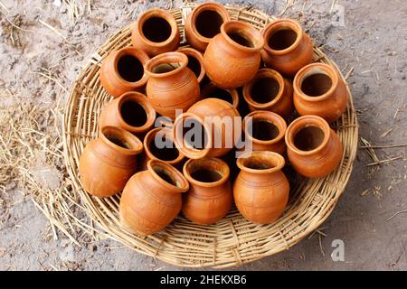 Pentole di creta tenute nel cestino alla ceramica Foto Stock