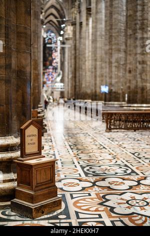 Scatola di donazione nel Duomo. Milano, Italia Foto Stock