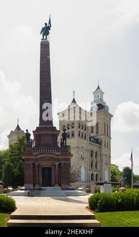 Vincennes, Indiana, USA - 24 agosto 2021: Il tribunale della contea di Knox ed è il monumento commemorativo della guerra civile Foto Stock