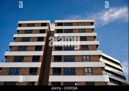 Edificio moderno con facciata ventilata contro un cielo blu con nuvole, Bilbao, Paesi Baschi, Spagna Foto Stock