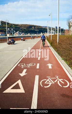 Il nuovo lungofiume di Deusto con la sua pista ciclabile, Deusto, Bilabao, Biscay, Paesi Baschi, Euskadi, Euskal Herria, Spagna Foto Stock