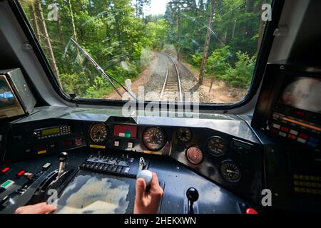 Vista interna delle mani del pilota e del cockpit del quadro della strumentazione di treno antico Foto Stock