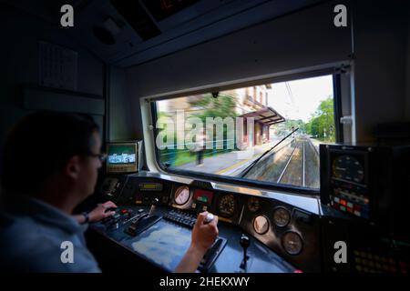 Vista interna delle mani del pilota e del cockpit del quadro della strumentazione di treno antico Foto Stock