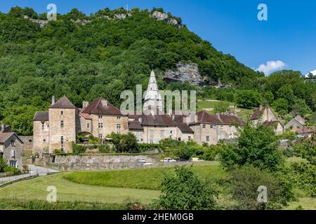 Vista panoramica del piccolo villaggio Baume les Messieurs nella regione francese del Giura con castello Foto Stock