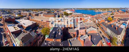 Vista aerea del centro storico di Portsmouth a Market Street con edifici storici e il fiume Piscataqua nella città di Portsmouth, New Hampshire NH, USA. Foto Stock