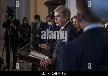 Washington, Stati Uniti. 11th Jan 2022. Sen. Roy Blunt R-MO, parla ai media in un incontro settimanale repubblicano Caucus su Capitol Hill a Washington, DC martedì 11 gennaio 2022. Foto di Ken Cedeno/UPI Credit: UPI/Alamy Live News Foto Stock