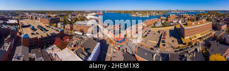 Vista aerea del centro storico di Portsmouth a Market Street con edifici storici e il fiume Piscataqua nella città di Portsmouth, New Hampshire NH, USA. Foto Stock