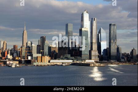 Manhattan West Side Waterfront, grattacieli dell'Hudson Yard, vista sul fiume Hudson, nel pomeriggio ombre e scorci, New York, NY, USA Foto Stock