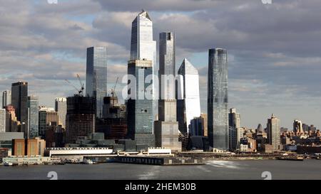 Manhattan West Side Waterfront, grattacieli dell'Hudson Yard, vista sul fiume Hudson, nel pomeriggio ombre e scorci, New York, NY, USA Foto Stock