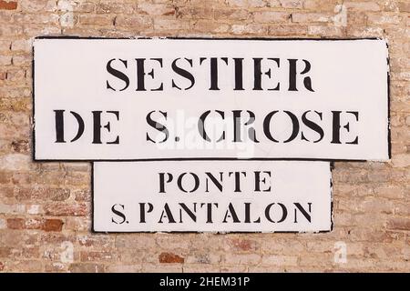 Segnaletica sestier de S. Croce - quartiere di San Croce - e Ponte San Pantalon - ponte di San Pantalon a Venezia in un'antica casa muraria Foto Stock