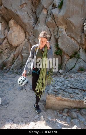 Arrampicata su roccia nel canyon di Velika Paklenica, Parco Nazionale di Paklenica, Starigrad, Croazia Foto Stock