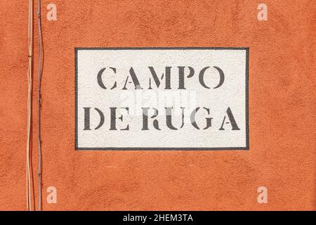 signage campo de ruga in Venice  at an old grunge house wall Foto Stock