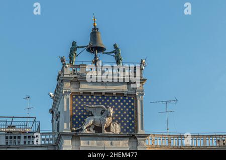 Venezia, Orologio e campanile in stile rinascimentale in piazza San Marco con le statue Mori di Venezia, patrimonio dell'umanità dell'UNESCO, Venezia, Ita Foto Stock
