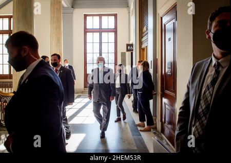 Washington, Vereinigte Staaten. 11th Jan 2022. Il leader della minoranza del Senato degli Stati Uniti Mitch McConnell (repubblicano del Kentucky) arriva al pranzo politico del Senato Republicanâs, nell'edificio dell'ufficio del Senato Russell a Washington, DC, martedì 11 gennaio 2022. Credit: Rod Lammey/CNP/dpa/Alamy Live News Foto Stock