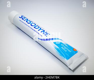 Norwich, Norfolk, Regno Unito – Gennaio 2022. Dentifricio GSK Sensodyne isolato su uno sfondo bianco semplice Foto Stock