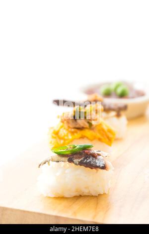 Sgombro fritto con salsa di pasta di gamberi Sushi - cibo di fusione Foto Stock