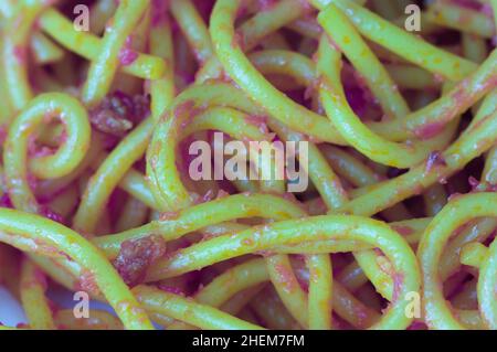 Immagine che funge da sfondo per illustrare il dettaglio di alcuni spaghetti bolognesi fatti in casa su un piatto Foto Stock
