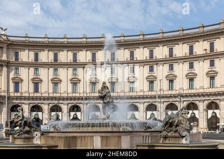La Fontana delle Naiadi si trova al centro di Piazza della Repubblica, sul colle Viminale di Roma Foto Stock