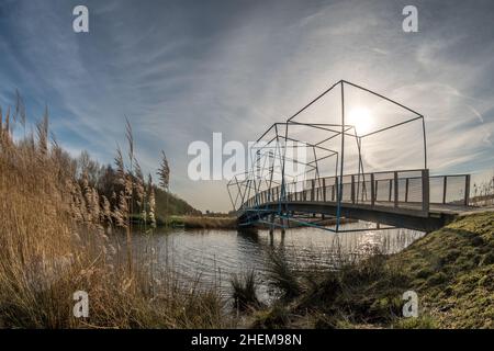 Cubic Bridge nei Paesi Bassi, città Zoetermeer (Balijbos). Ponte per biciclette Foto Stock