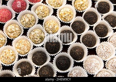 Dolci fatti a mano con ingredienti naturali. Caramelle in carta array. Foto Stock