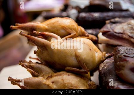 Polli affumicati deliziosi e carne diversa sullo sfondo. Cibo per la salute. Foto Stock