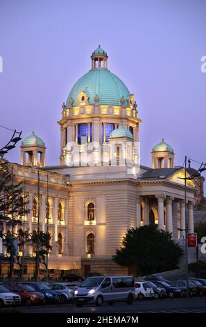 Palazzo del Parlamento serbo di notte a Belgrado, Serbia. Belgrado è la più grande città dell'Europa sudorientale. Foto Stock