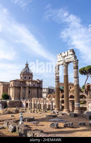 Vista panoramica del Foro Romano di Roma. Luoghi di interesse famosi in Italia durante la giornata estiva di sole. Foto Stock