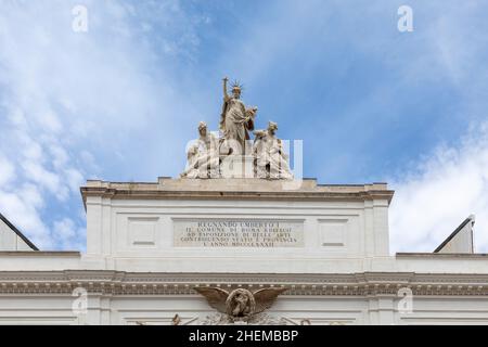 Il Palazzo delle Esposizioni è una sala espositiva neoclassica, un centro culturale e un museo a Roma, Italia con iscrizione che Re Umberto offre il ci Foto Stock