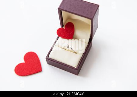 Un anello di diamante bello per una proposta di matrimonio. Luogo per un'iscrizione, primo piano Foto Stock