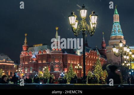 Capodanno a Mosca, vicino alla Piazza Rossa. Edifici decorati e un albero con luci e ghirlande. Mosca, Russia 5 gennaio 2019. Foto Stock