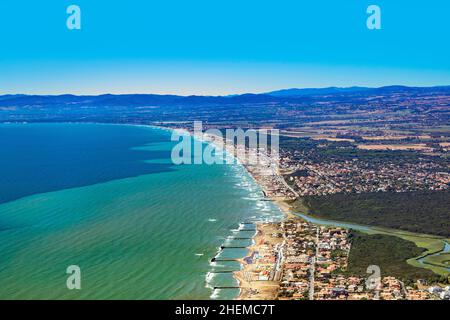 Veduta aerea della costa italiana vicino a Roma con spiagge turistiche a Fiumicino, Italia Foto Stock