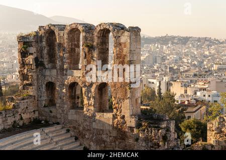 Atene, Grecia. L'Odeon di Erode Attico, chiamato anche Erodeion o Erodion, un teatro romano in pietra nell'Acropoli Foto Stock