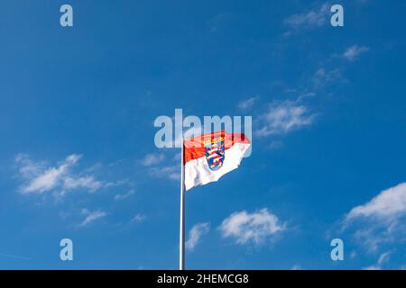 Bandiera di Assia sotto il cielo blu in Germania, Wiesbaden Foto Stock