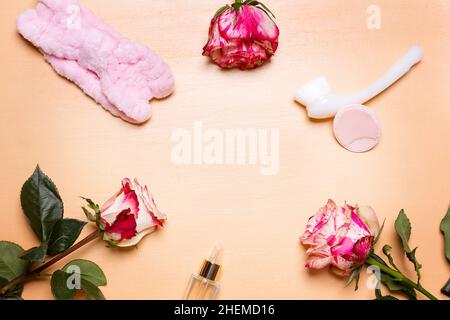 Sistemazione di fiori di rosa e strumenti di bellezza e trattamento, vista dall'alto con spazio Foto Stock