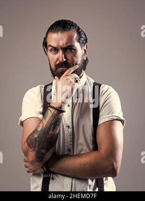 lasciatemi pensare. brutale ragazzo indossare la cravatta ad arco. elegante moda maschile. bel hippster in abbigliamento formale. festa goer. barbiere. maturo barbiere in retrò Foto Stock
