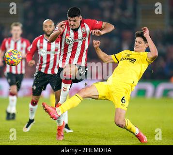 Christian Norgaard di Brentford (a destra) e Armando broja di Southampton combattono per la palla durante la partita della Premier League al St Mary's Stadium di Southampton. Data foto: Martedì 11 gennaio 2022. Foto Stock