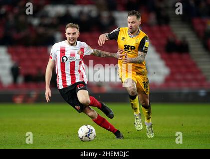 Carl Winchester di Sunderland e Chris Maguire di Lincoln City (a destra) lottano per la palla durante la partita della Sky Bet League One allo Stadium of Light di Sunderland. Data foto: Martedì 11 gennaio 2022. Foto Stock