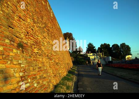 BELGRADO, SERBIA - SETTEMBRE 9: Persone che camminano al Giardino Fortezza di Kalemegdan il 9 Settembre 2012 a Belgrado, Serbia. Belgrado è la capitale della Serbia e le più grandi città dell'Europa sudorientale. Foto Stock