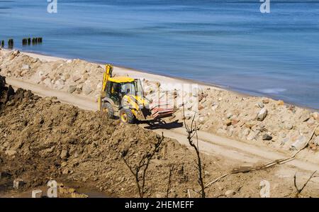 Zelenogradsk, regione di Kaliningrad, Russia, 10 maggio 2021. Macchinari per la costruzione sulla riva del mare. Rafforzamento della linea costiera. Foto Stock