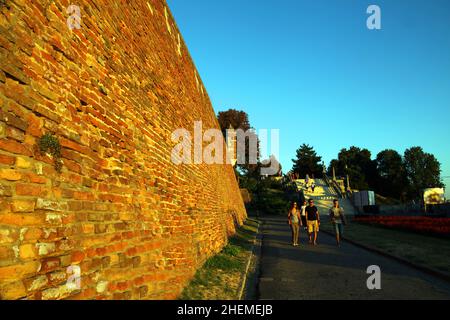 BELGRADO, SERBIA - SETTEMBRE 9: Persone che camminano al Giardino Fortezza di Kalemegdan il 9 Settembre 2012 a Belgrado, Serbia. Belgrado è la capitale della Serbia e le più grandi città dell'Europa sudorientale. Foto Stock