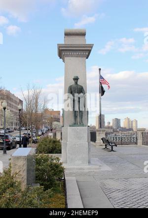 World War One Memorial, situato all'Hamilton Park, affacciato sul fiume Hudson, Weehawken, NJ, USA Foto Stock