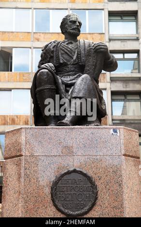 Statua di Petar II Petrovic-Njegos al Parco Studentski (Parco Accademico) a Belgrado, Serbia. Belgrado è la più grande città dell'Europa sudorientale. Foto Stock